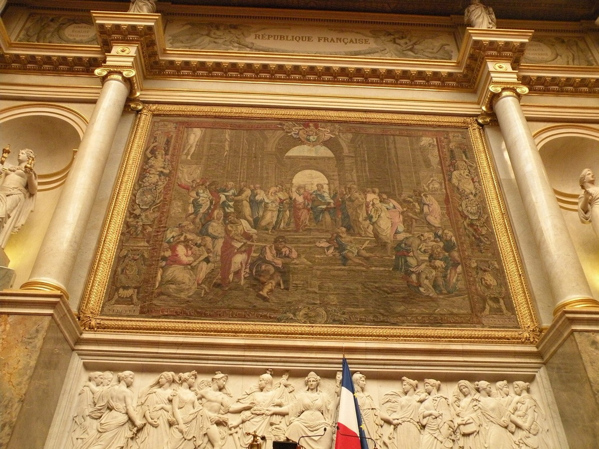 Die französische Flagge vor dem Palais Bourbon.