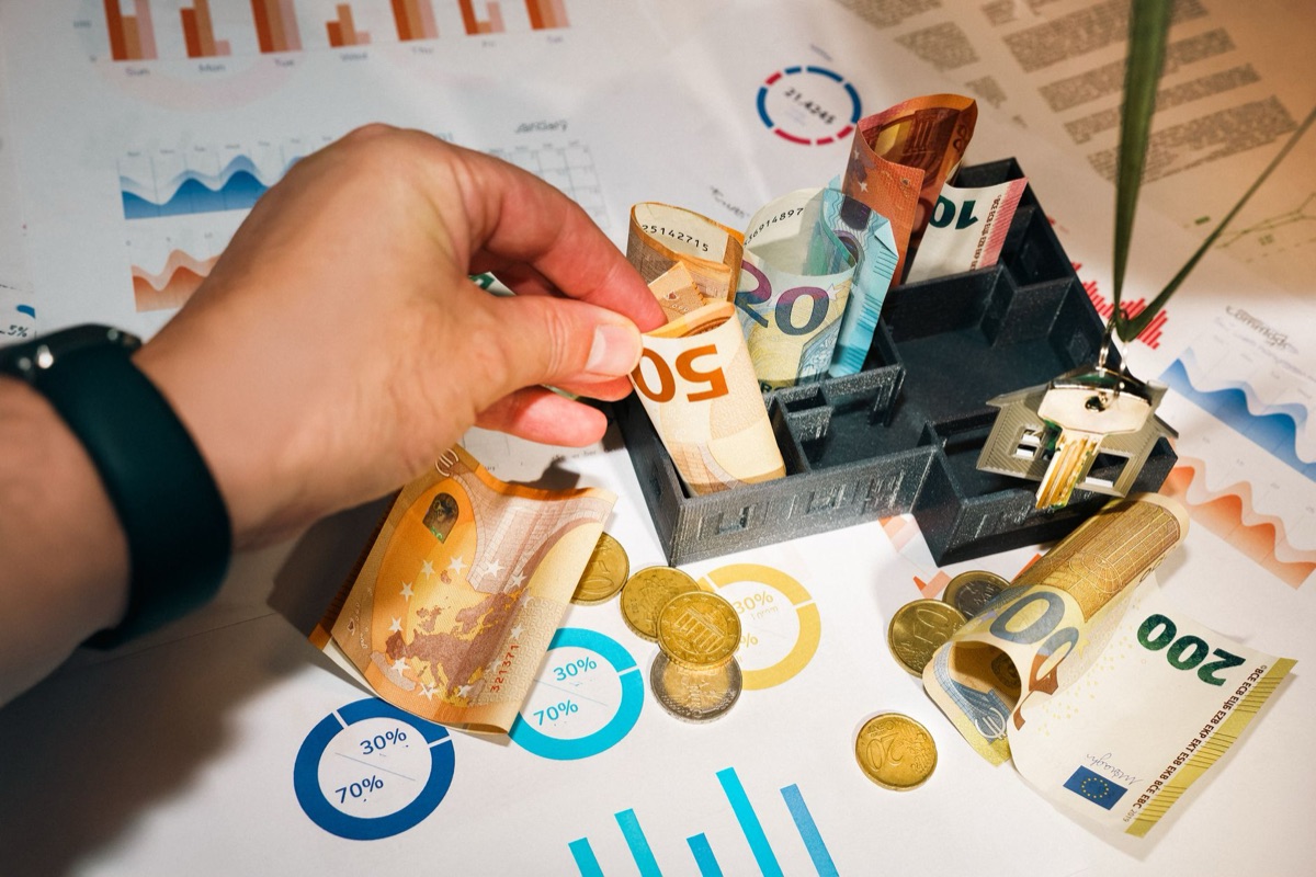 Euro-Banknoten und ein Wirtschaftsgrafik.