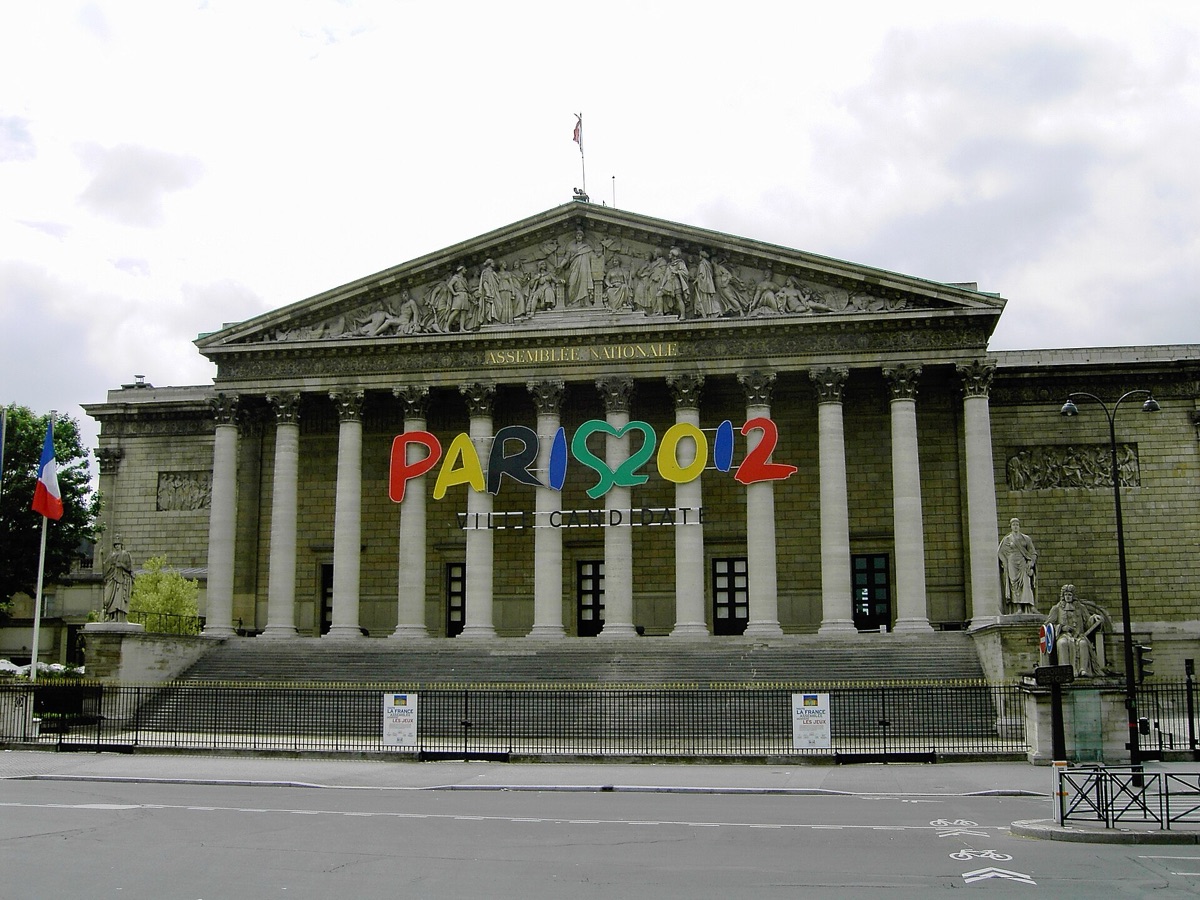 La bandera de Francia frente al Palacio Bourbon en París