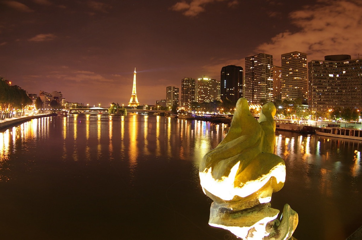 La vue panoramique de Paris avec la Tour Eiffel, illustrant le contexte social et culturel.