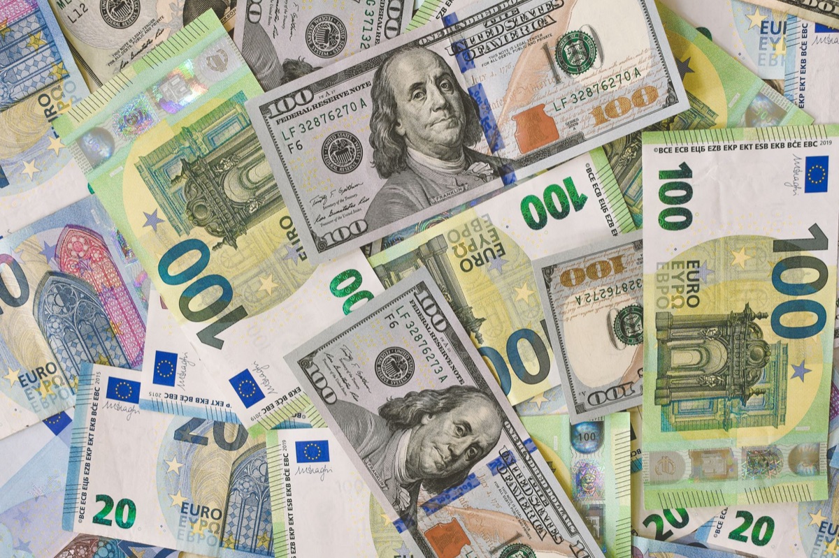 Europese bankbiljetten en economische grafieken