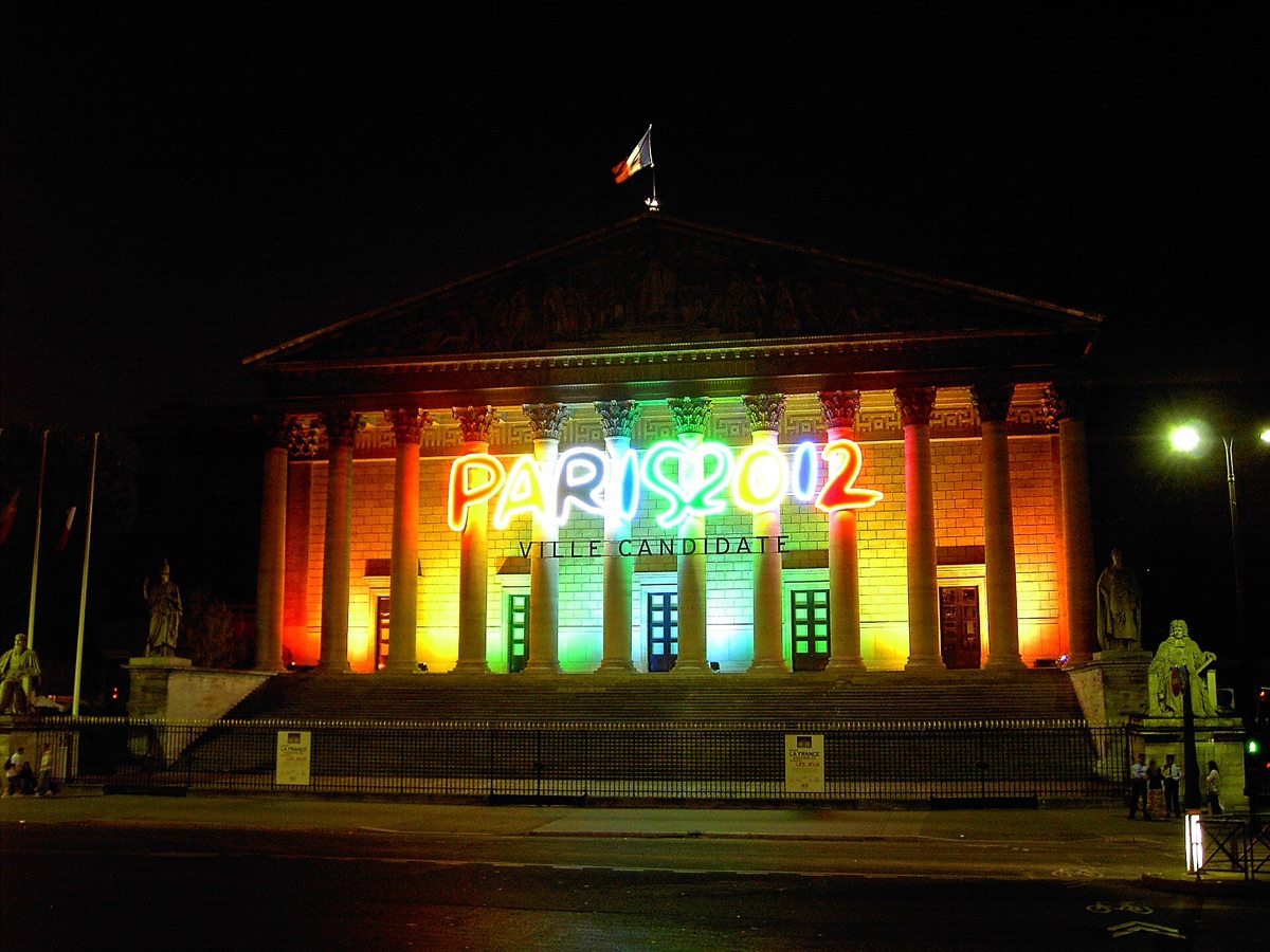Bandeira da França em frente ao Palácio Bourbon, sede da Assembleia Nacional.