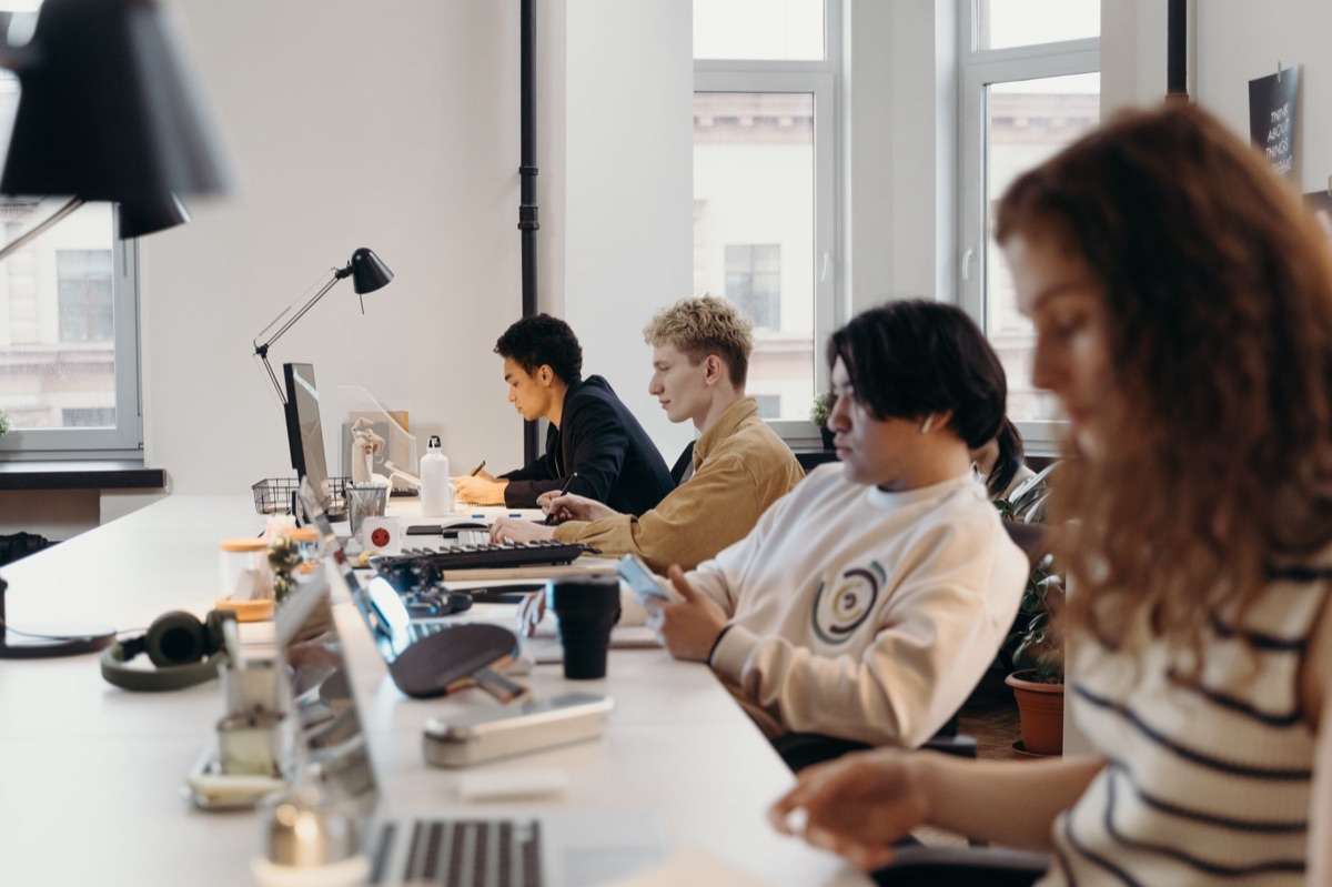 Französisches Startups-Team in einem Co-Working-Raum