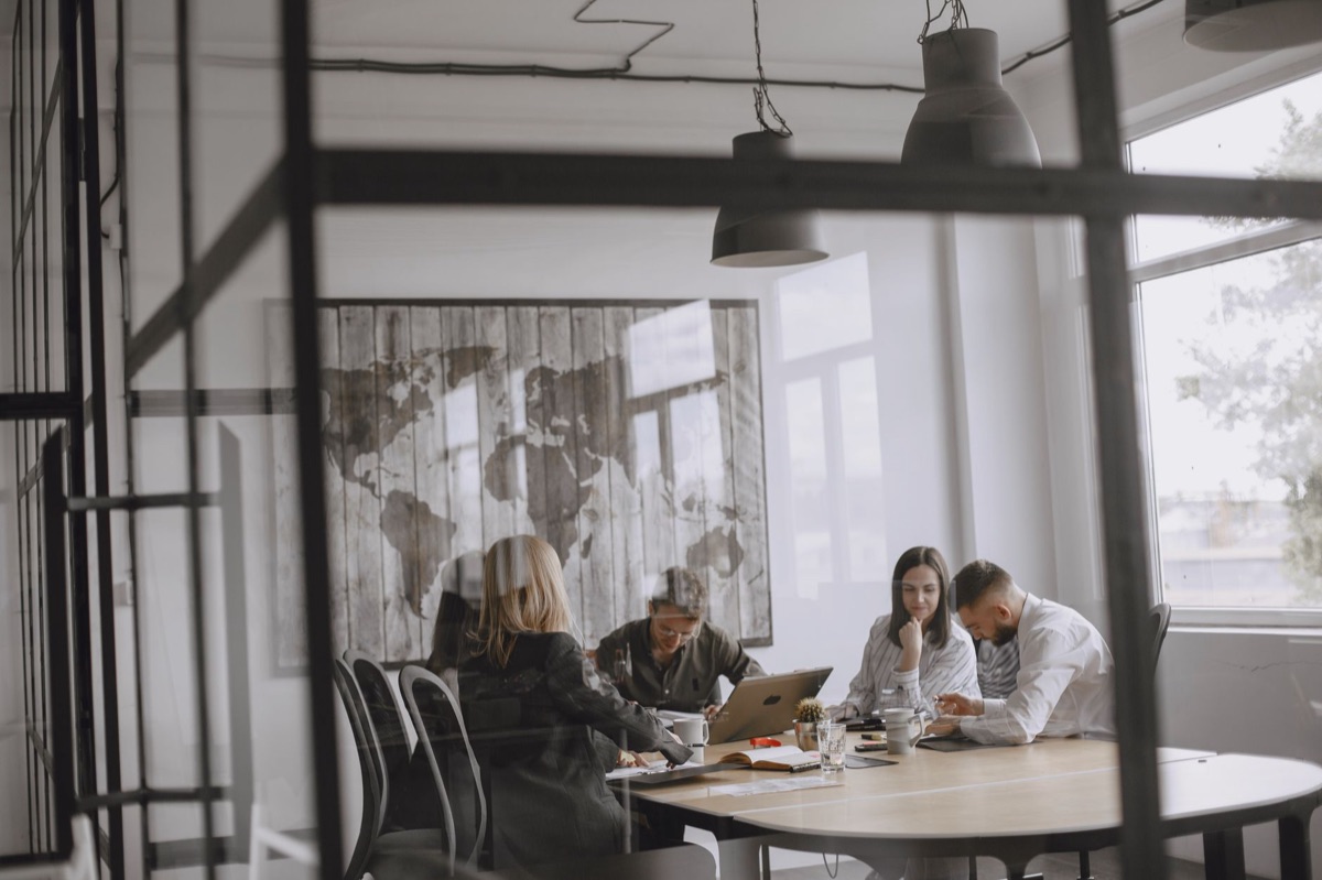 equipo de startup en espacio de trabajo compartido en parís