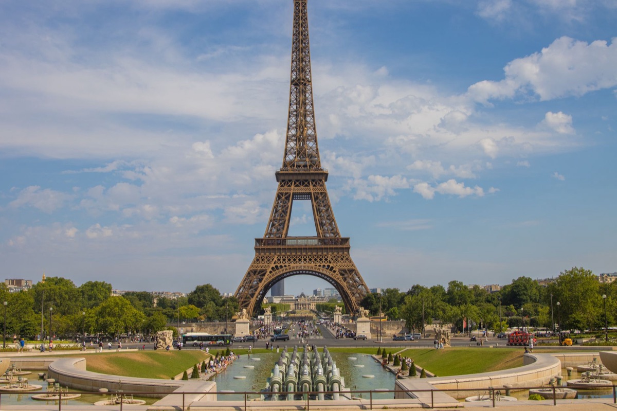 Tour Eiffel avec un ordinateur
