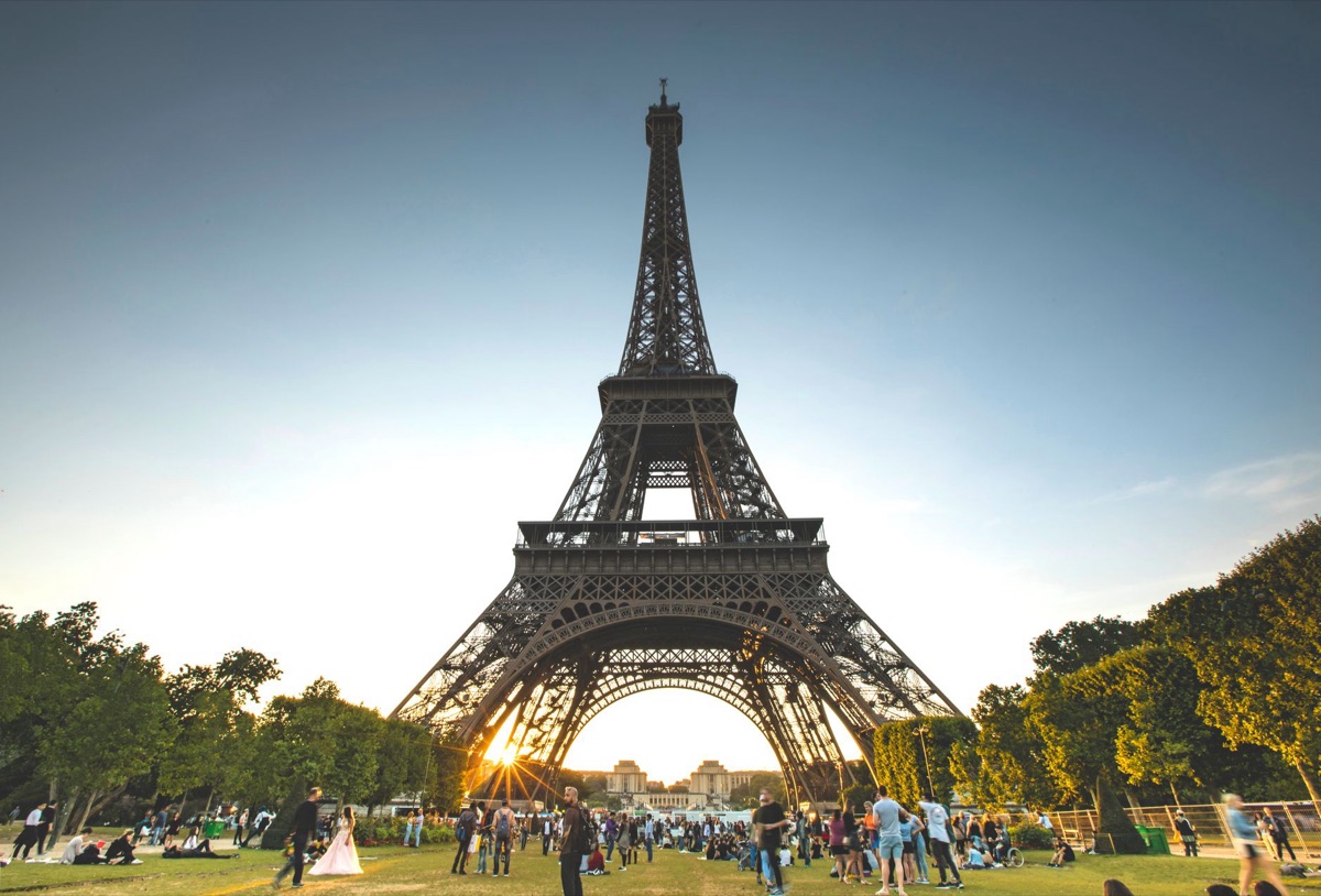 torre eiffel con laptop