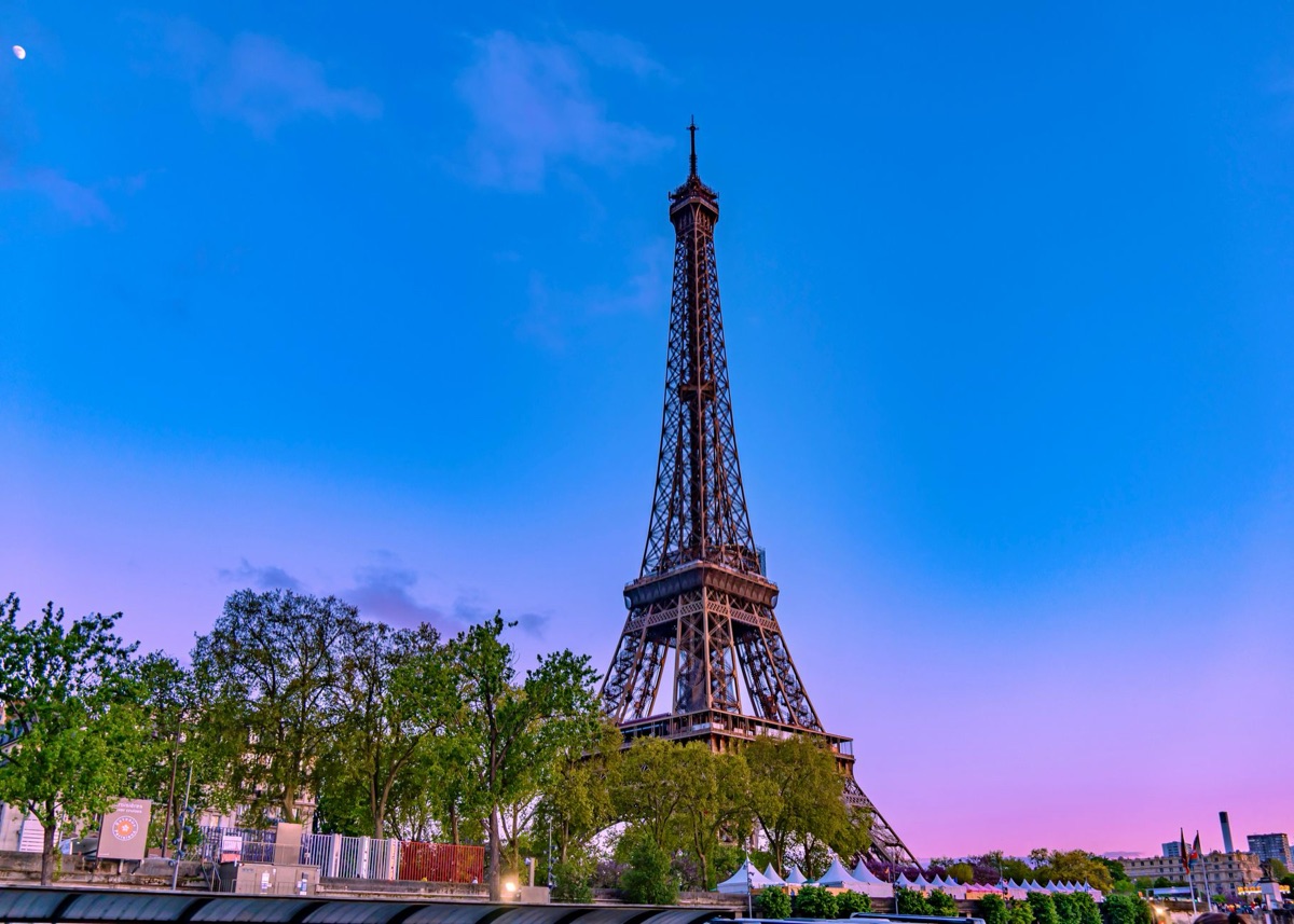 torre Eiffel com telas digitais