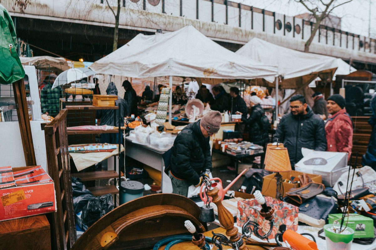 Família imigrante no mercado de Paris