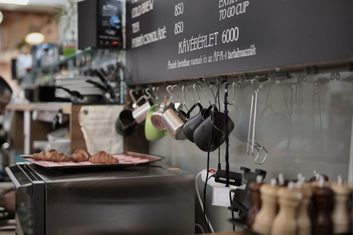Un caffè parigino con un menu a base di matita: un'immagine che rappresenta il ruolo del governo nella cultura e nell'economia francese.