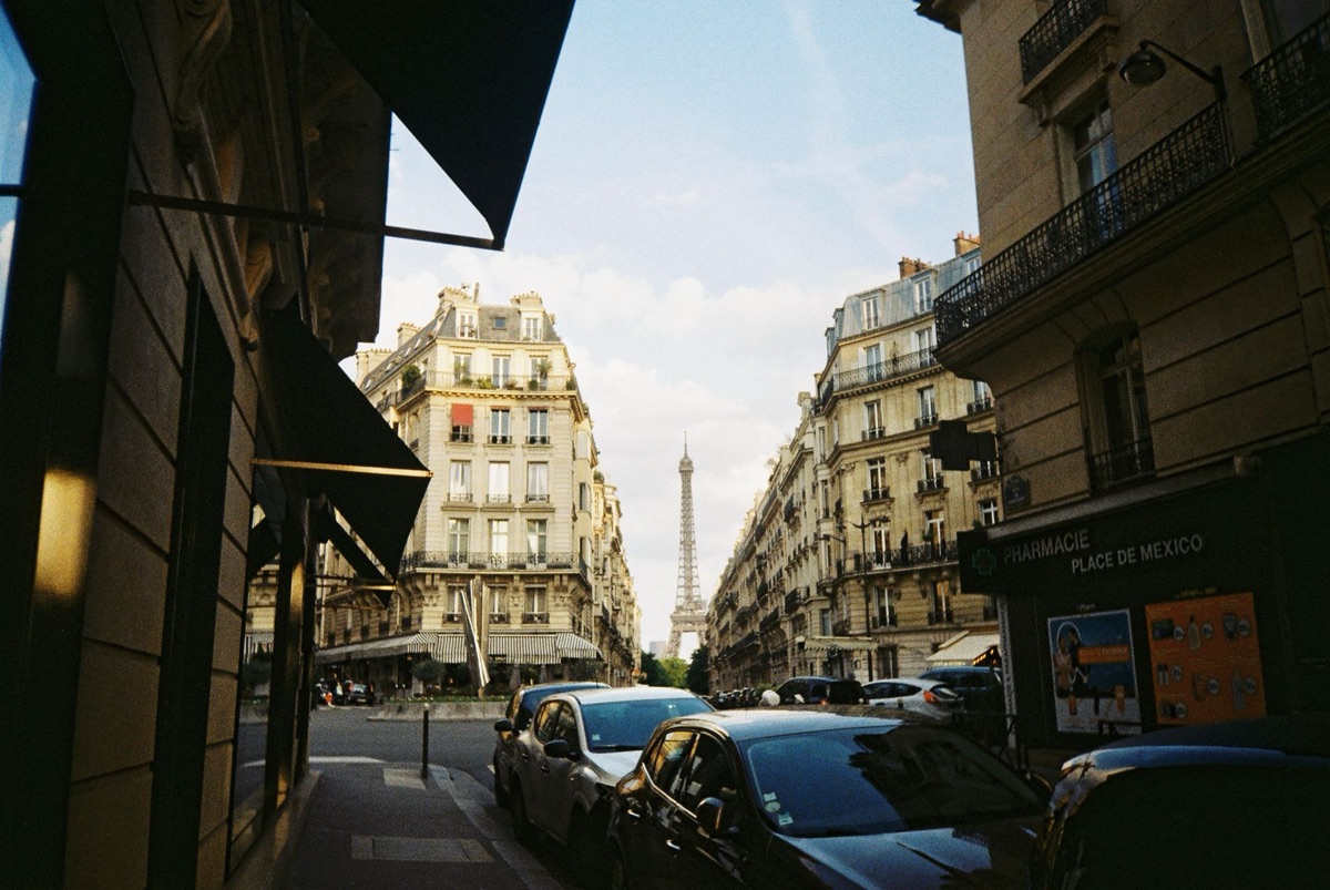 La Torre Eiffel con un terminal ferroviario dietro: un'immagine che mostra l'impegno del governo nel promuovere l'industria strategica e l'infrastruttura francese.