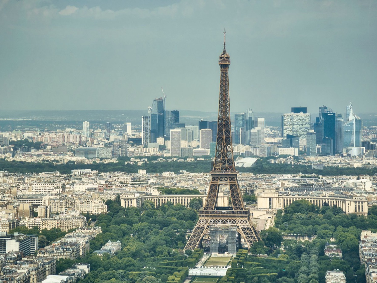 Eiffel Tower met Paristraject in de achtergrond