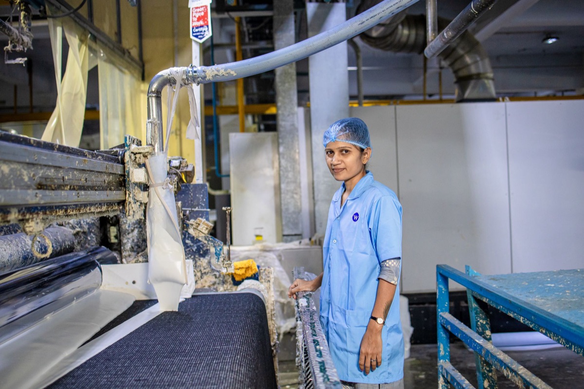 Trabajadores franceses en una fábrica moderna