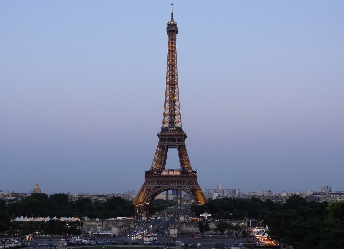 tour eiffel à l'heure du coucher du soleil