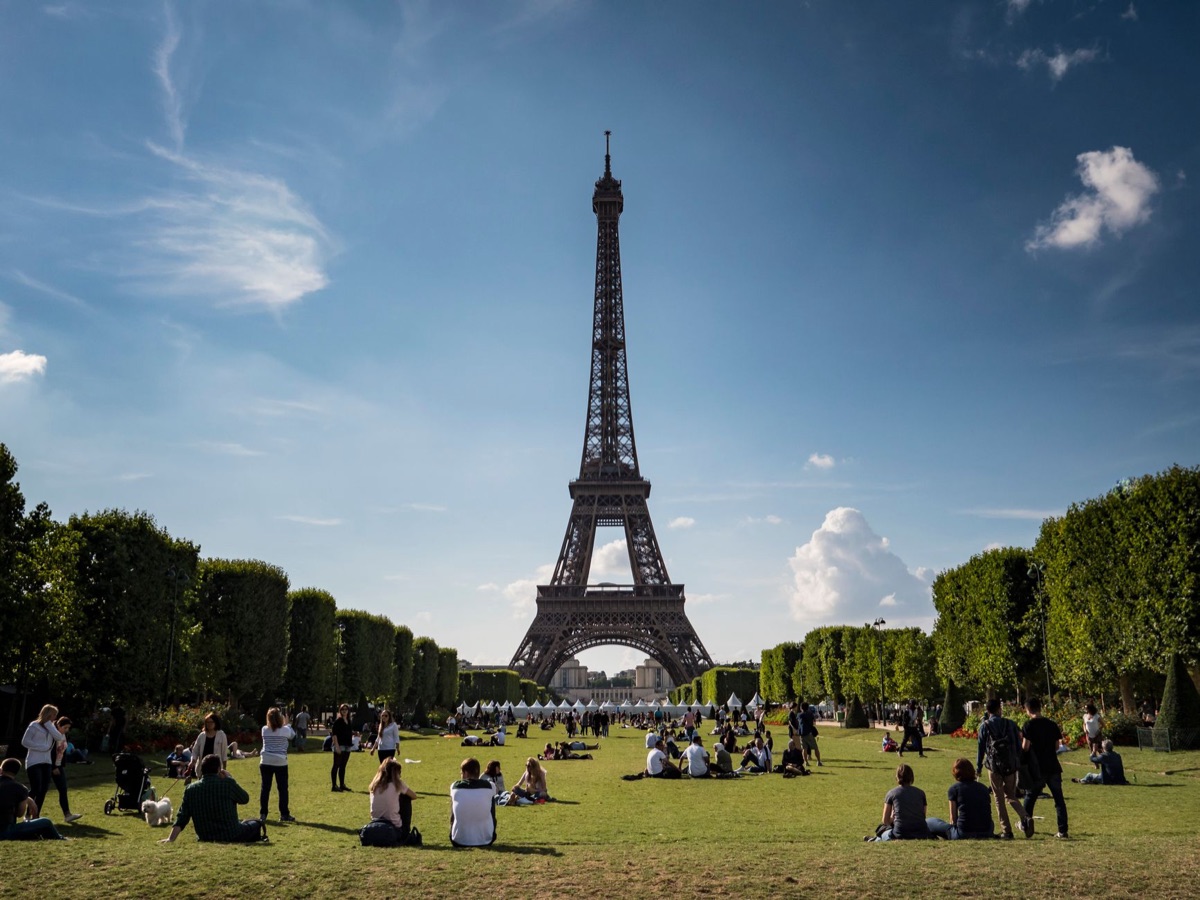 persone in fronte della torre eiffel a parigi