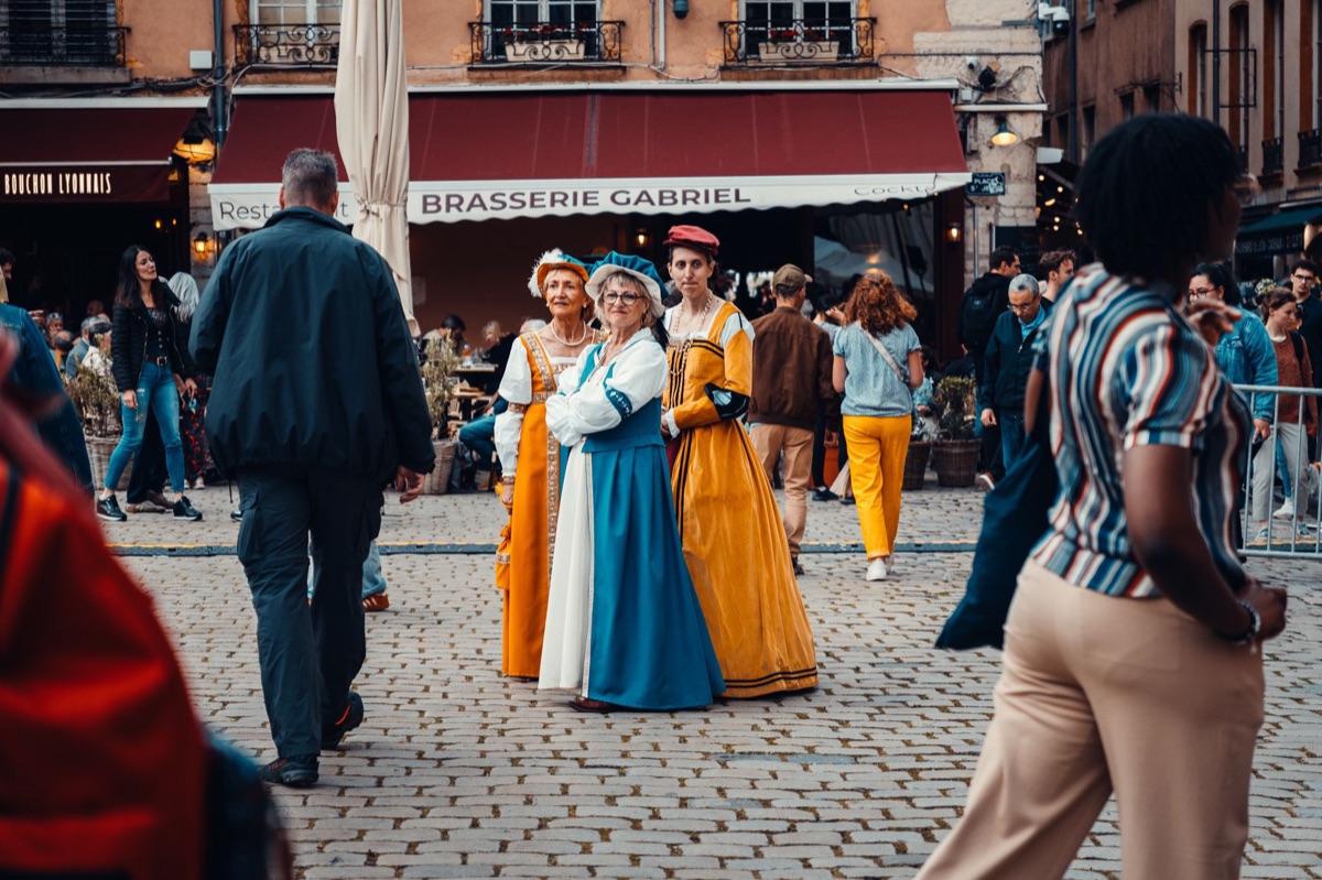 diversi gruppi di persone in un mercato di parigi