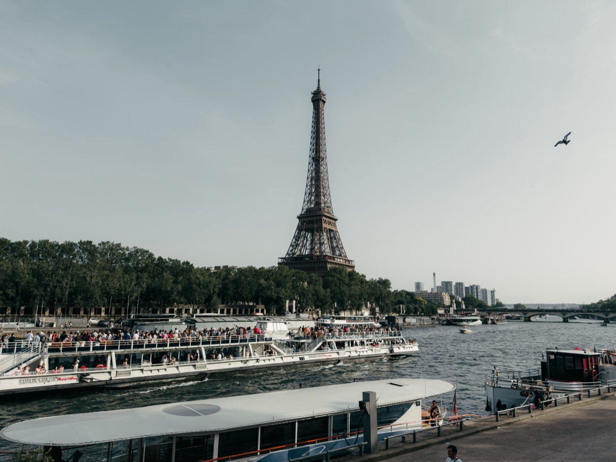 pessoas em frente a eiffel tower