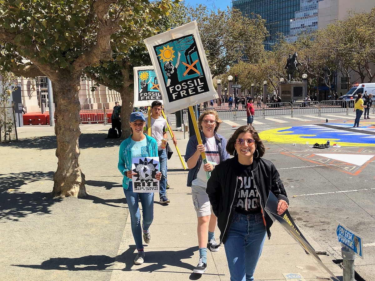 grupo diverso em uma rua de uma cidade