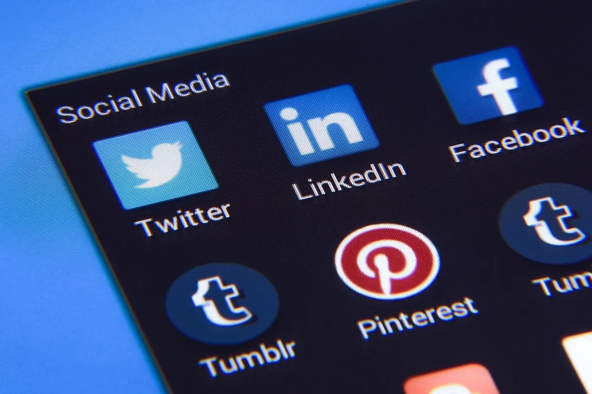 社交媒體、臉書、推特、instagram、圖標、行銷、linkedIn、商業、行動、pinterest、螢幕、智慧型手機、互聯網、科技、電腦、應用