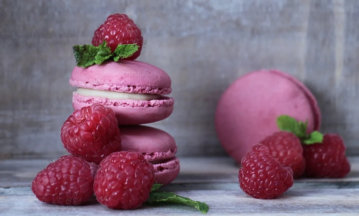 macarons, raspberries, pastries, french pastries, fruits, red fruits, meringue pastries, double biscuits, cream layer, almond meringue, cookies, sweetness, pink