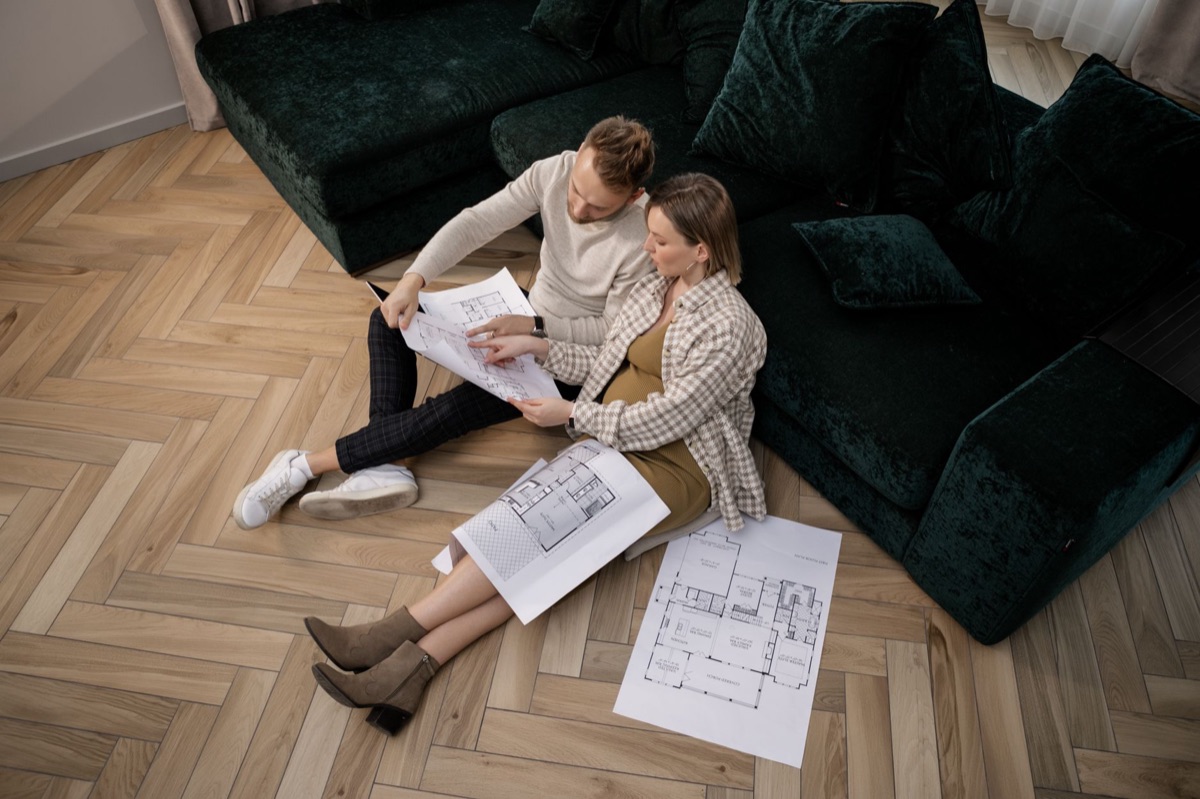 Un joven couple en un apartamento moderno