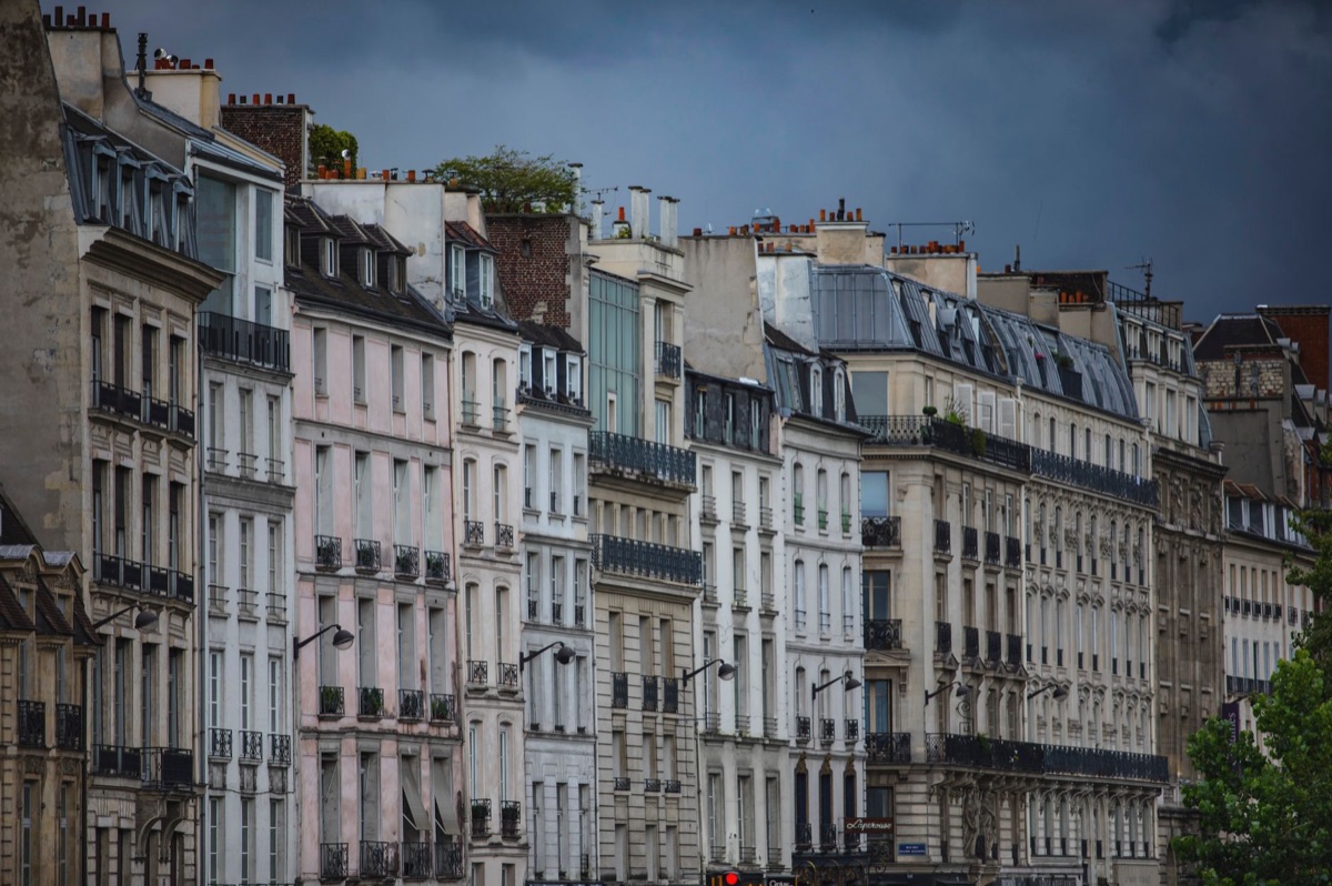 Vista de la skyline de París desde un apartamento