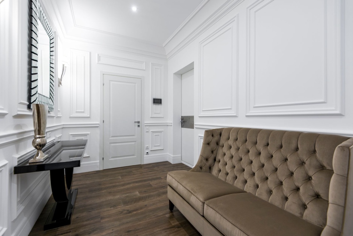 um apartamento francês com sofá branco e mesa de madeira