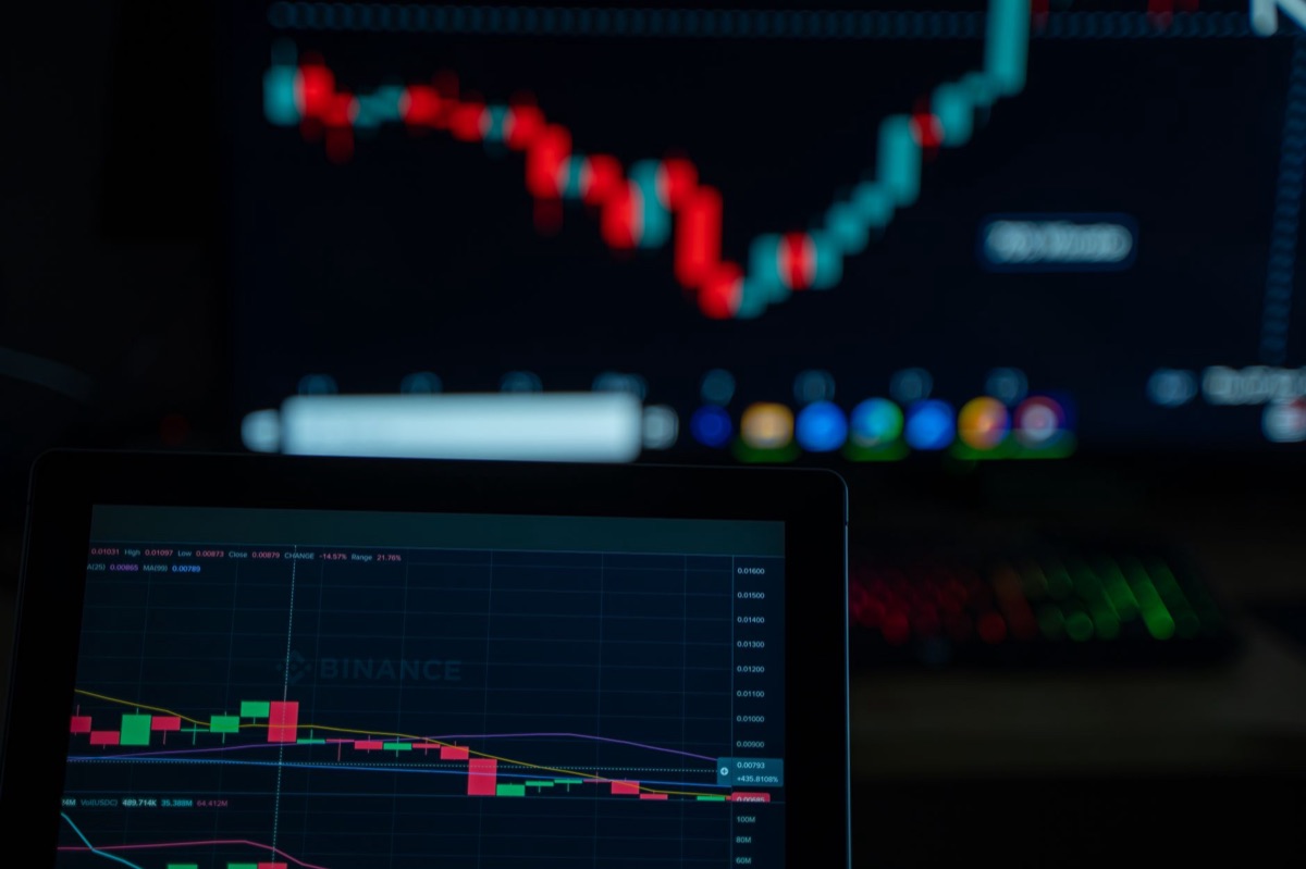 un ufficio francese con schermi che mostrano dati sull'investimento