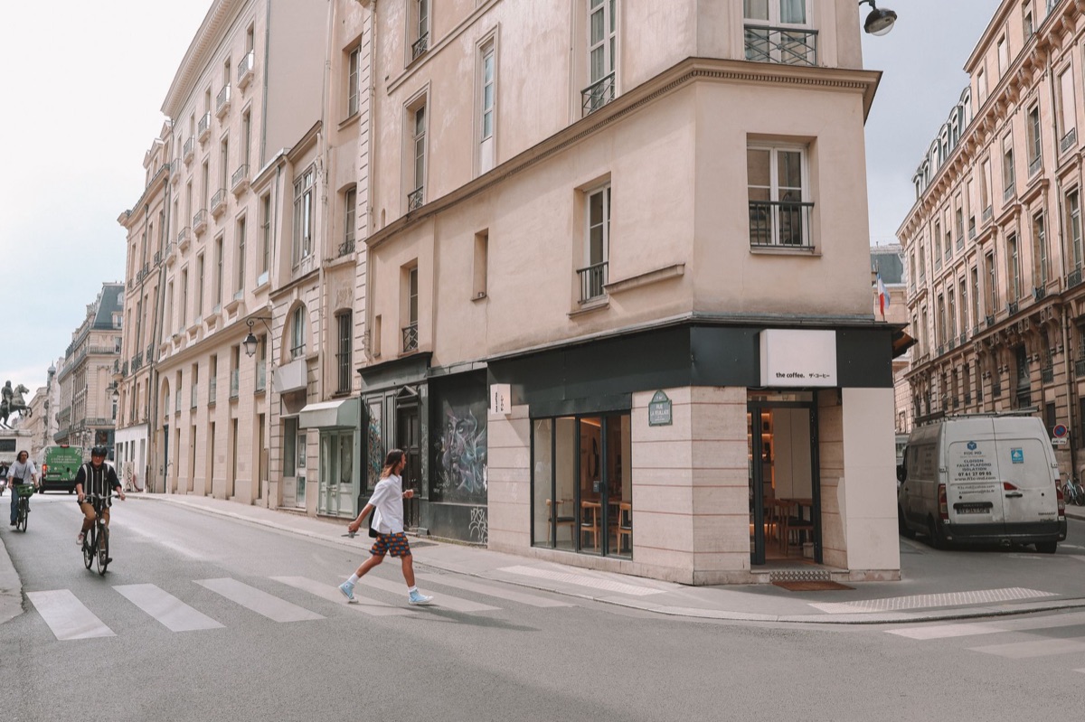 escena callejera de parís moderna