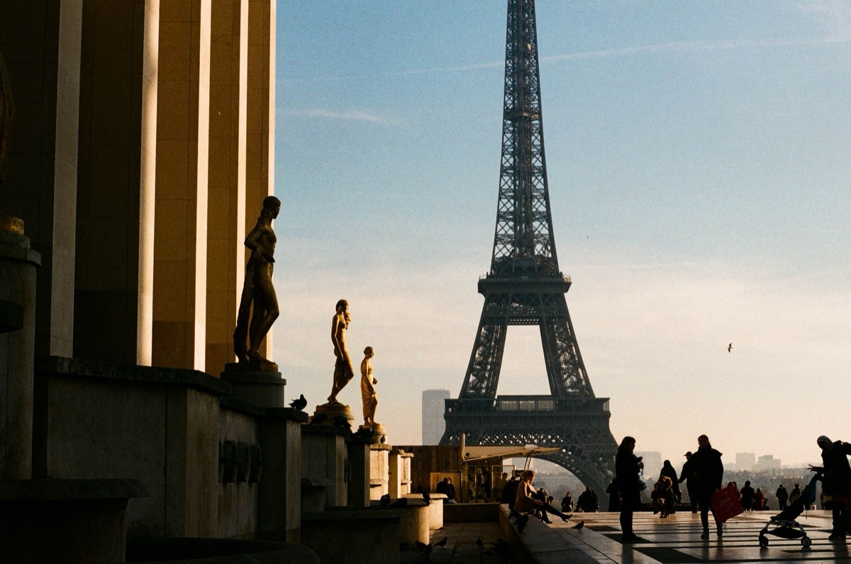 Tour Eiffel avec des personnes de différentes origines