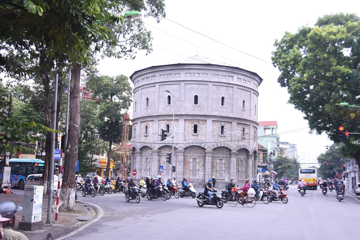 Bâtiment colonial avec des résidents modernes