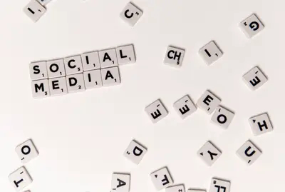 Sicurezza digitale Divieto SNS minori Francia e l'88,7% utenti