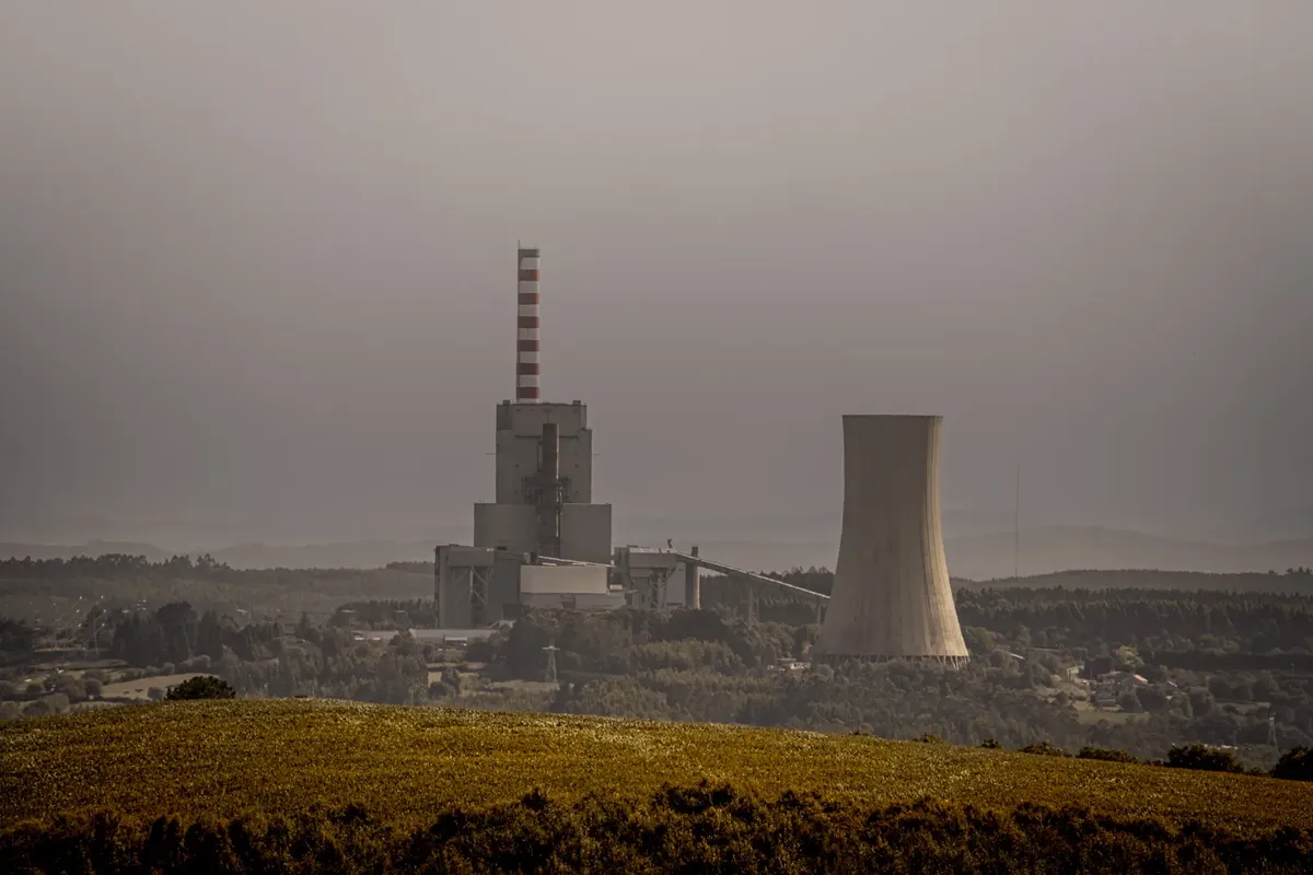 煤火電力発電所が曇りの日、煙を吐き出し、エネルギーと環境問題を示している