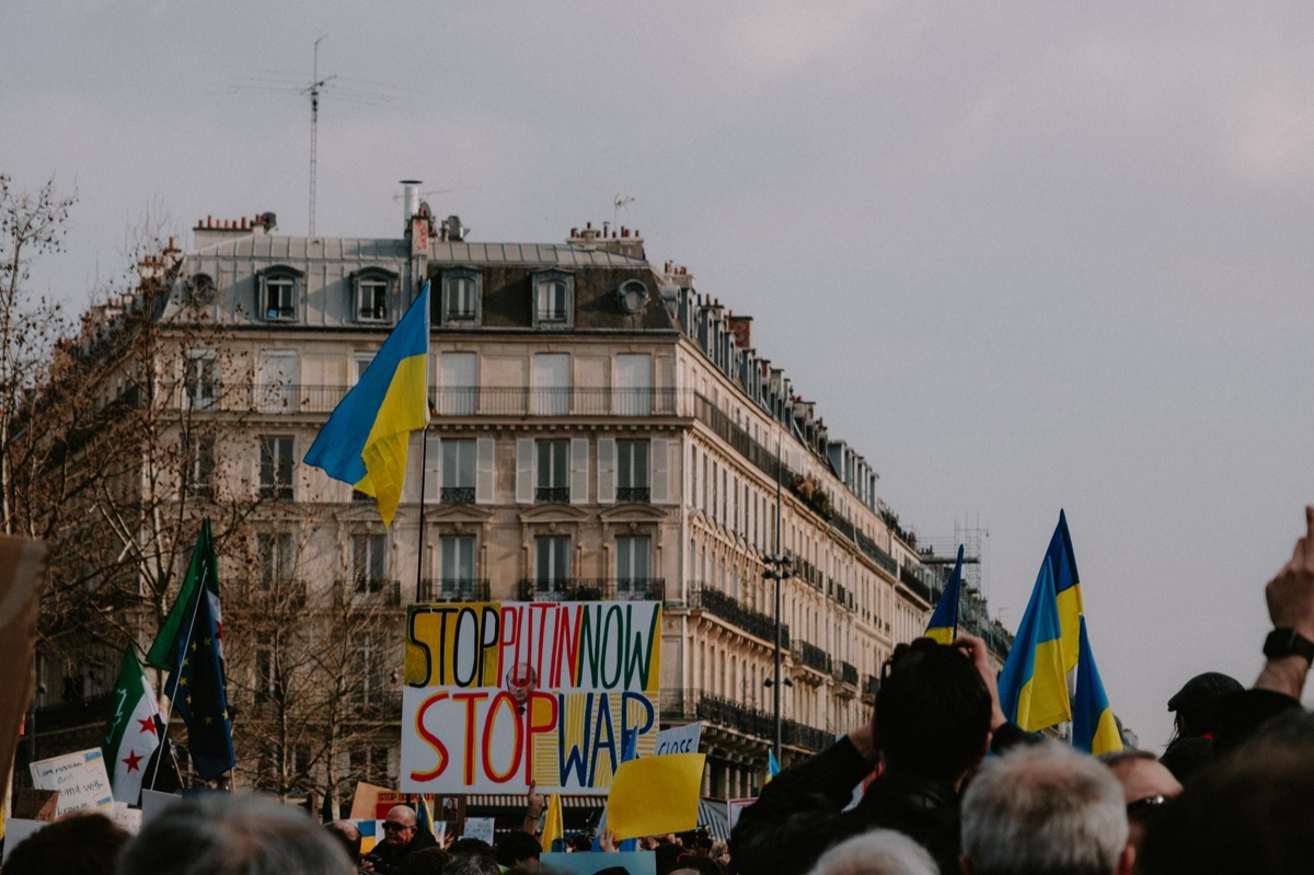 Una calle de París con manifestantes