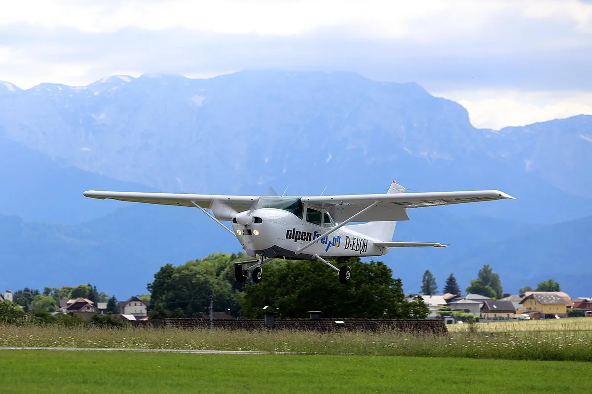 sport aircraft, skydiving, propeller machine, propeller, plane, wing, airfield, landing, alpine foothills, light aircraft, traunstein, foothills, salzkammergut,