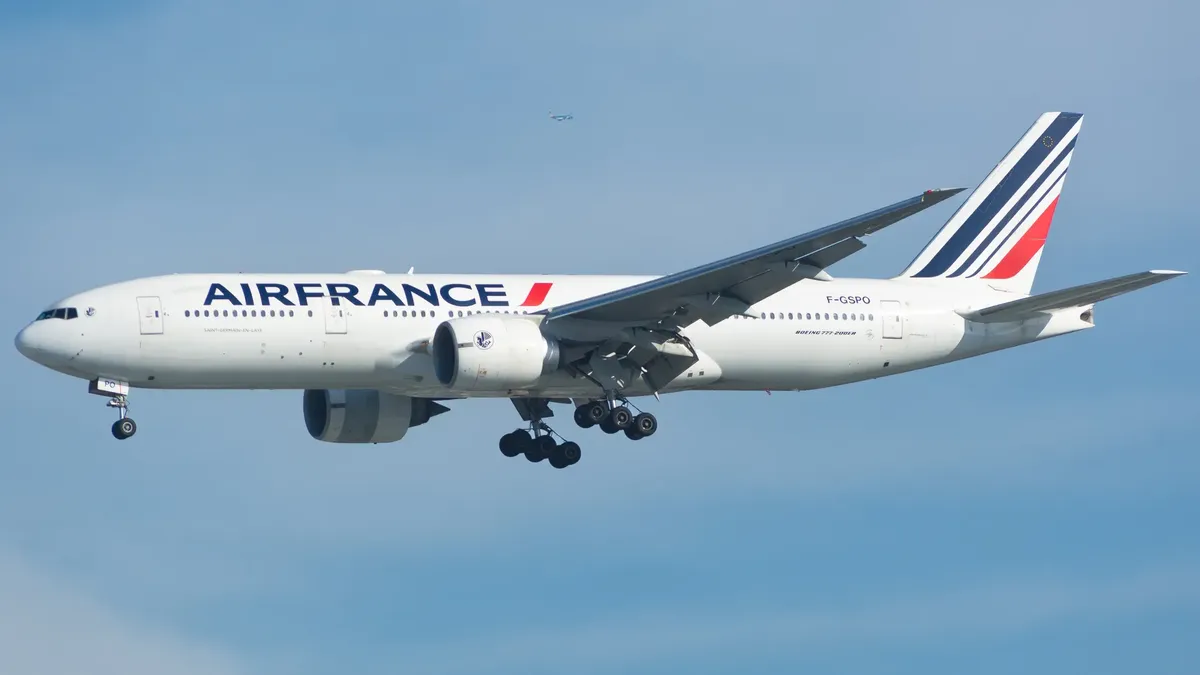 法國航空波音777飛機在藍天中飛行。