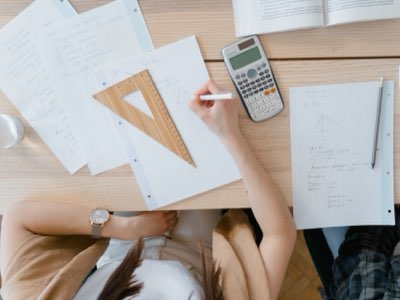Frankreich: 50-60 Zeichen zur SNS-Nutzung in Gymnasien